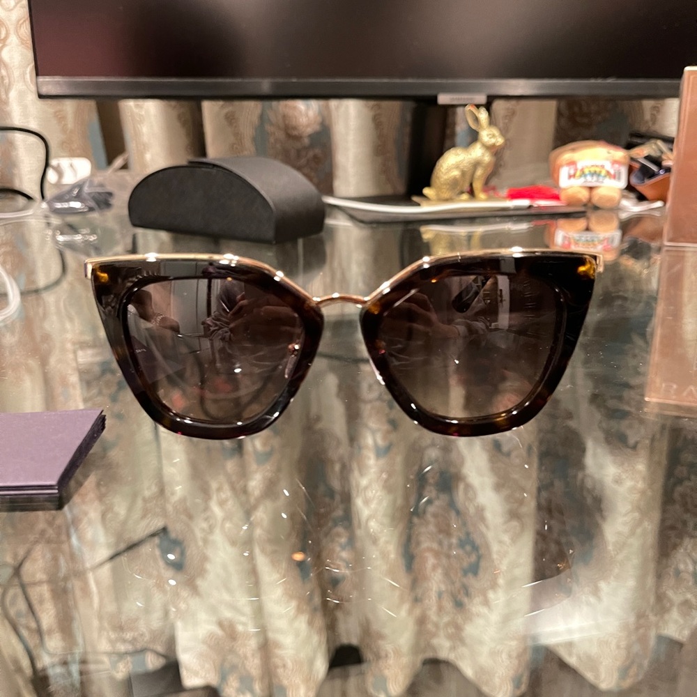 Prada sunglasses - Picture 4 of 11